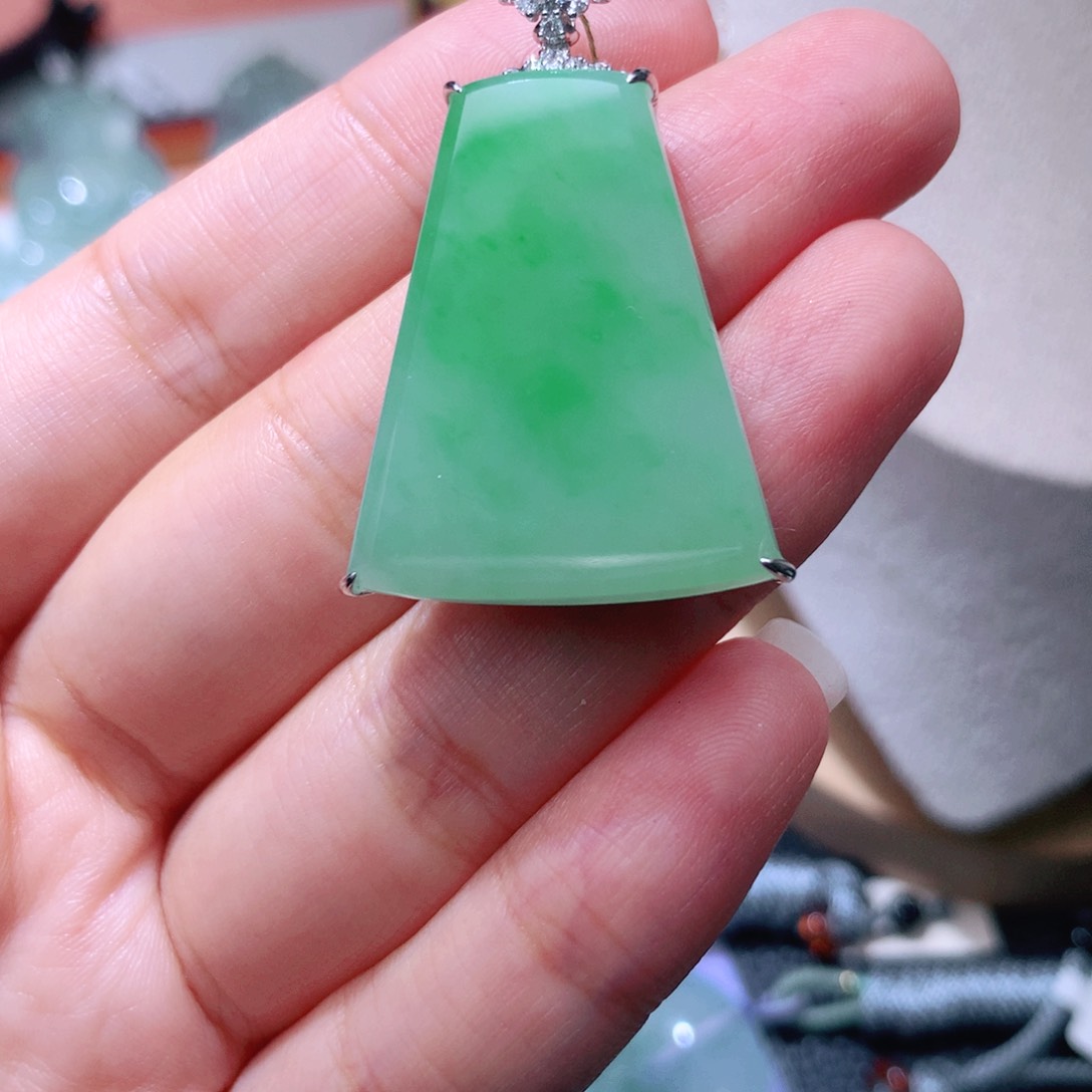 颈饰18K金镶嵌翡翠大*莹无事牌