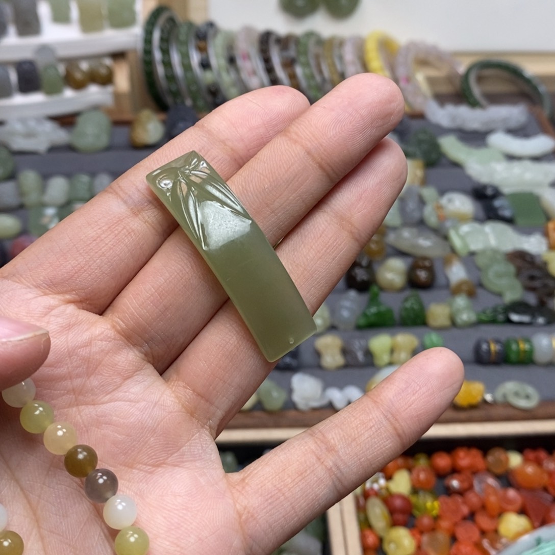 和田玉颈饰未镶嵌小****豆订制不退不换