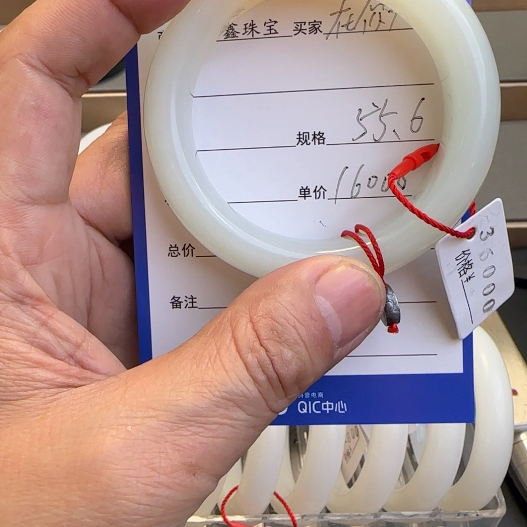 和田玉手镯未镶嵌在**右