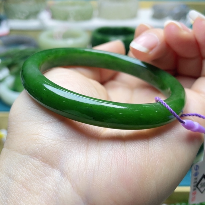 和田玉手镯57+圈口。编号35未镶嵌