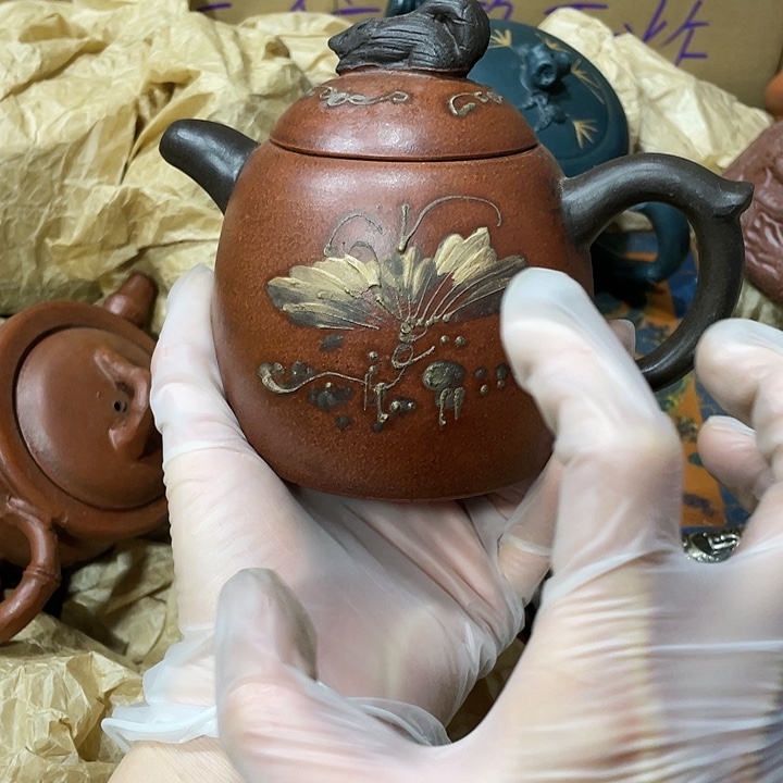 紫砂茶壶原矿泥料，手工制作的一把紫砂壶。