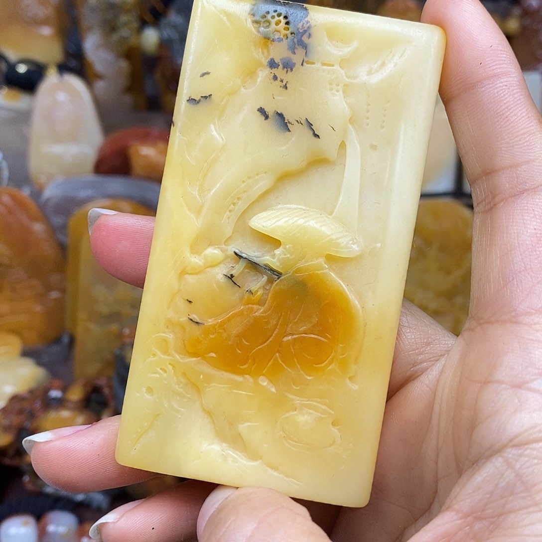 石英质玉（黄龙玉）颈饰未镶嵌
