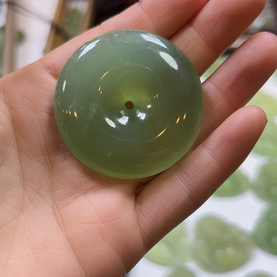 昨***亿蛇纹石玉未镶嵌吊坠