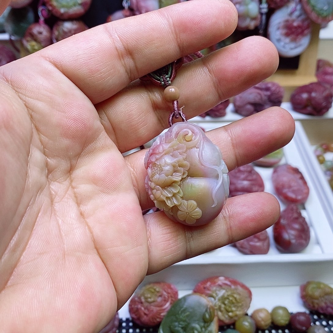 玛瑙/玉髓盐源玛瑙吊坠未镶嵌
