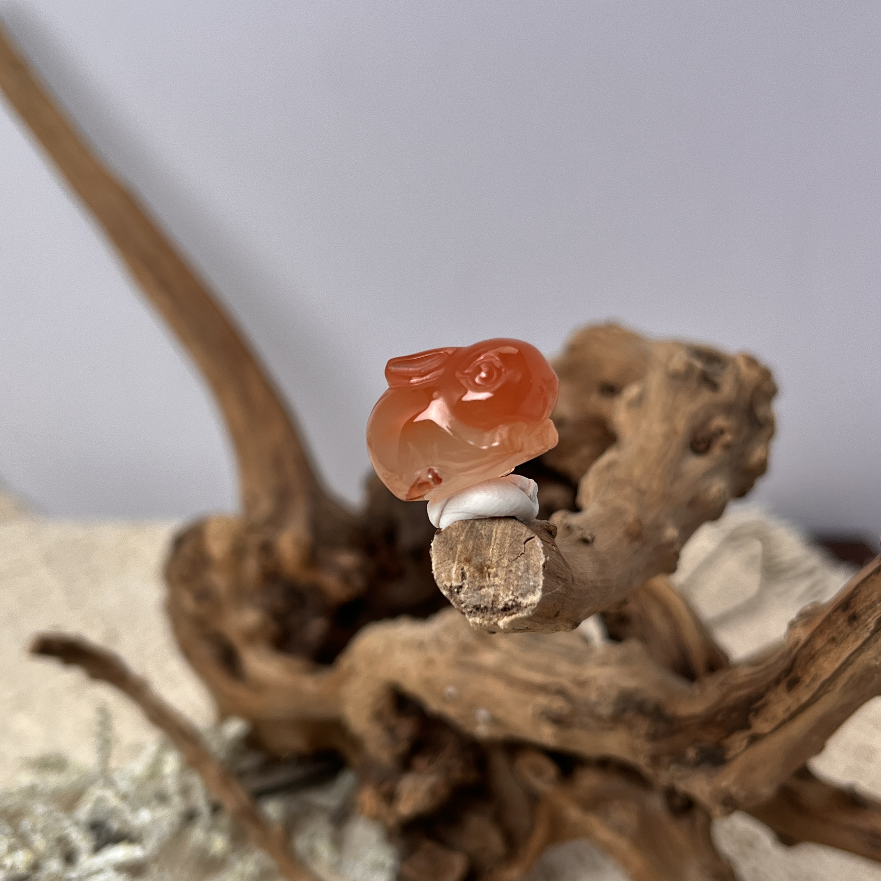 GG06602原矿九口鸡油黄带双色南红雕刻兔子吊坠12.1*19.3mm