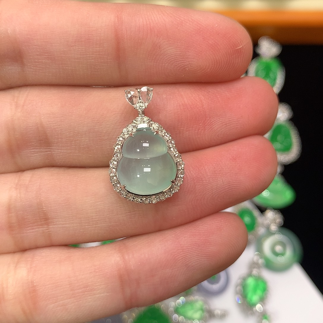 翡翠吊坠(不含链)18K金镶嵌晴底葫芦