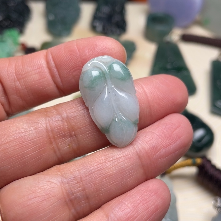 翡翠颈饰未镶嵌叶子