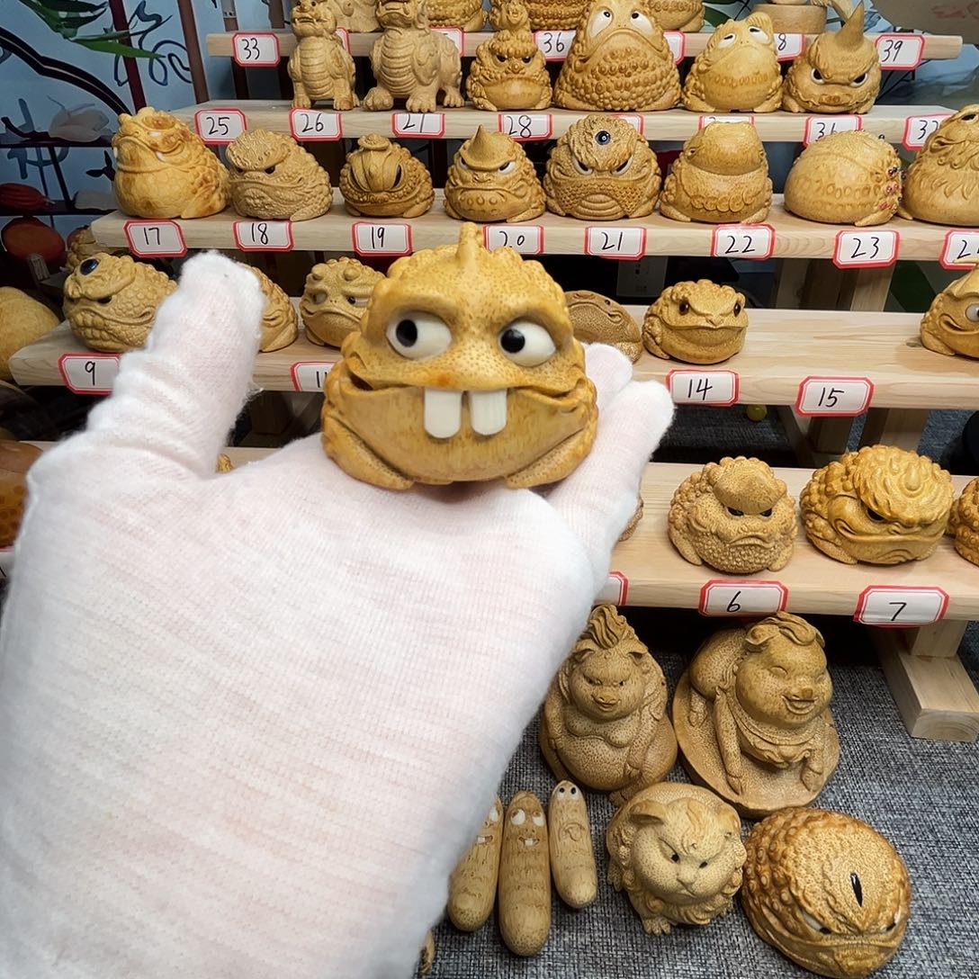 手工雕刻板牙金蟾