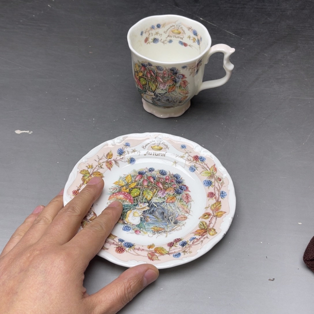 瓷片?**香密密麻麻地排列着一个大