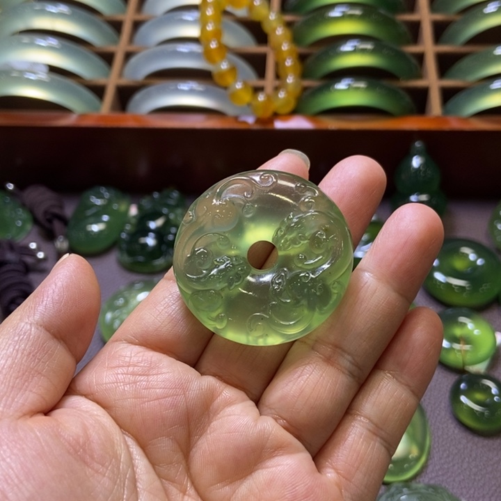 蛇纹石玉未镶嵌吊坠