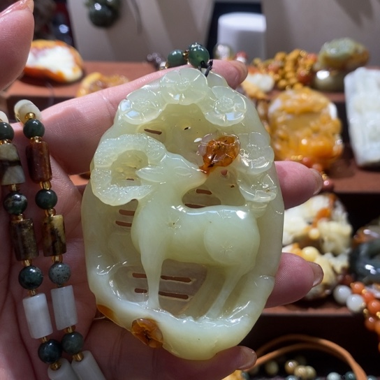 蛇纹石玉未镶嵌颈饰