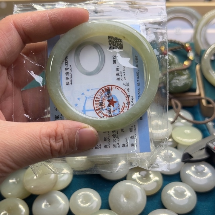 和田玉手镯未镶嵌51.7圈围0641