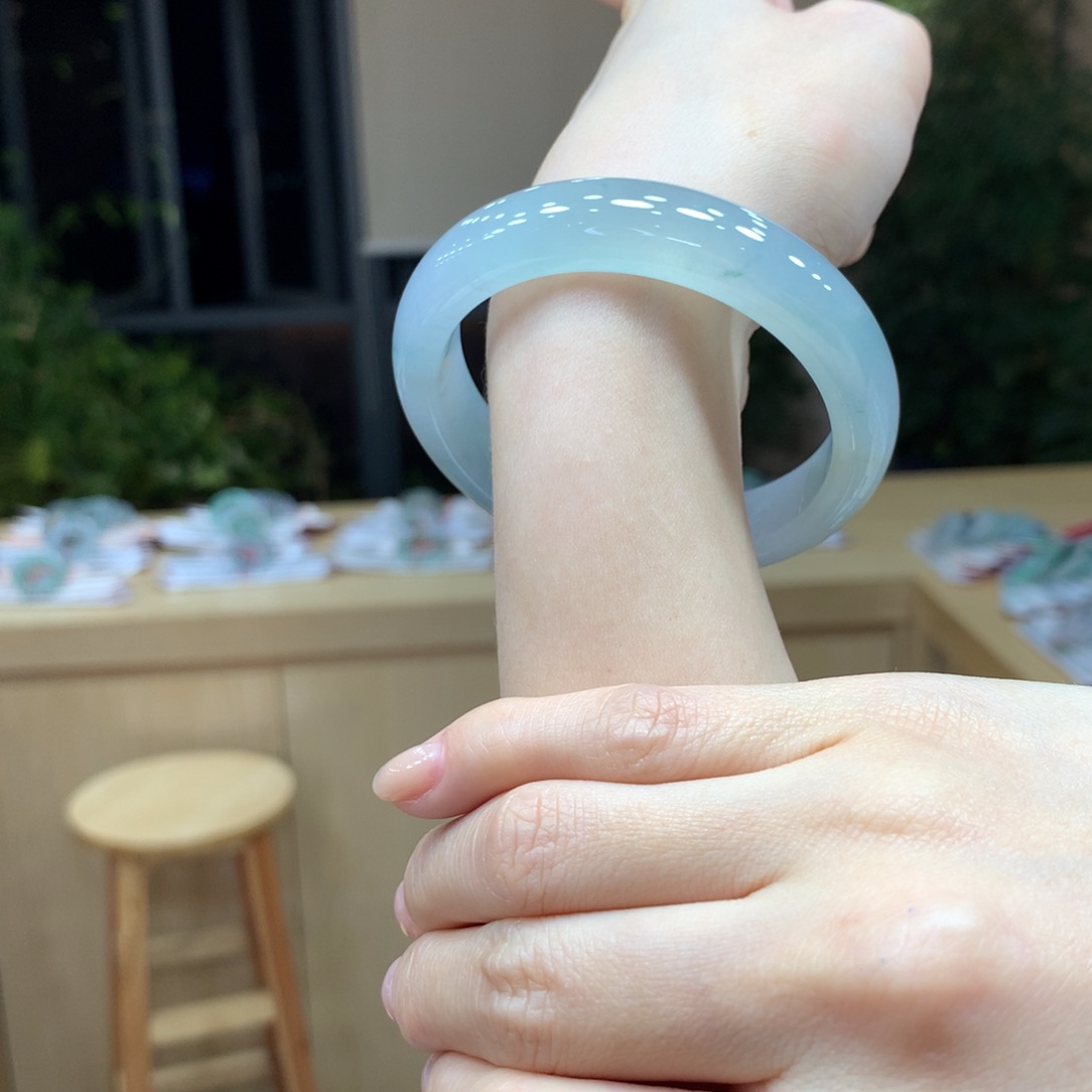 翡翠手镯未镶嵌不退不换