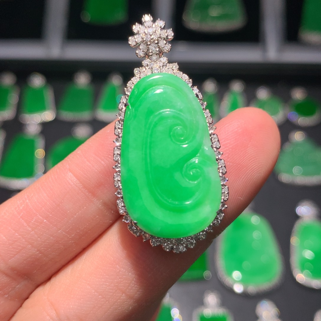 翡翠颈饰18K金镶嵌翡翠