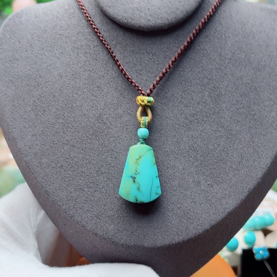 绿松石未镶嵌颈饰