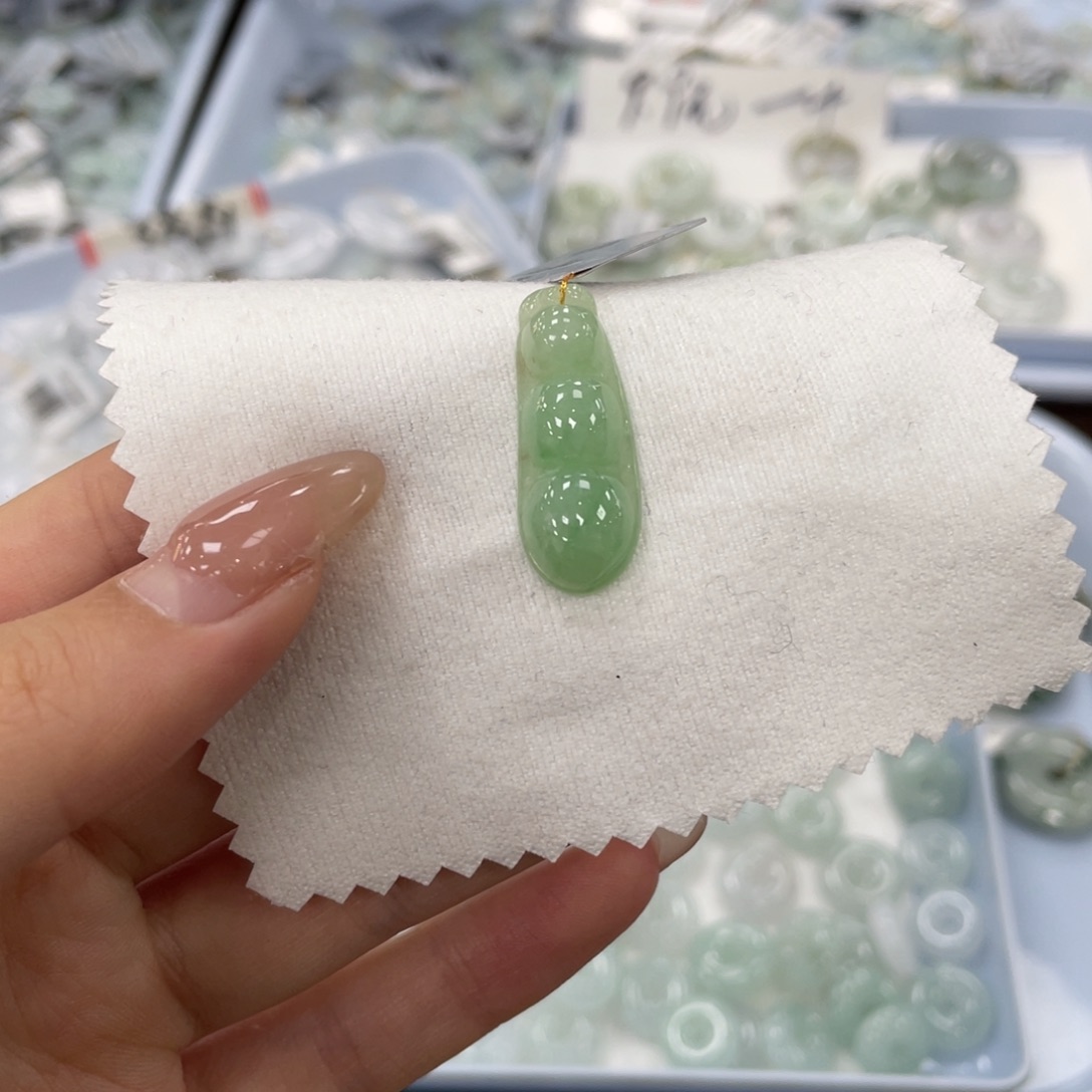 翡翠未镶嵌颈饰福豆