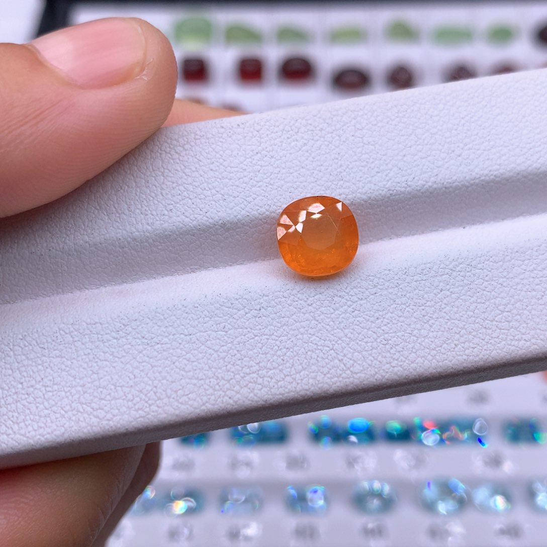 石榴石（芬达石）珠宝半成品未镶嵌3.59克拉