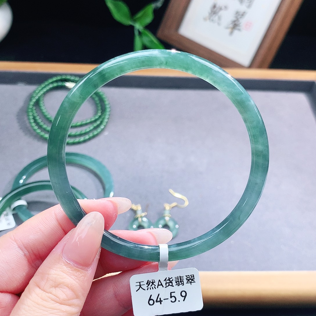 翡翠手镯（圆镯）未镶嵌