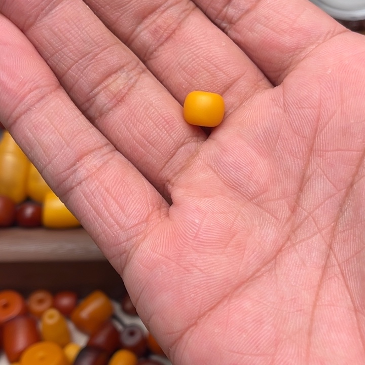 十***。琥珀未镶嵌裸石蜜蜡墩子