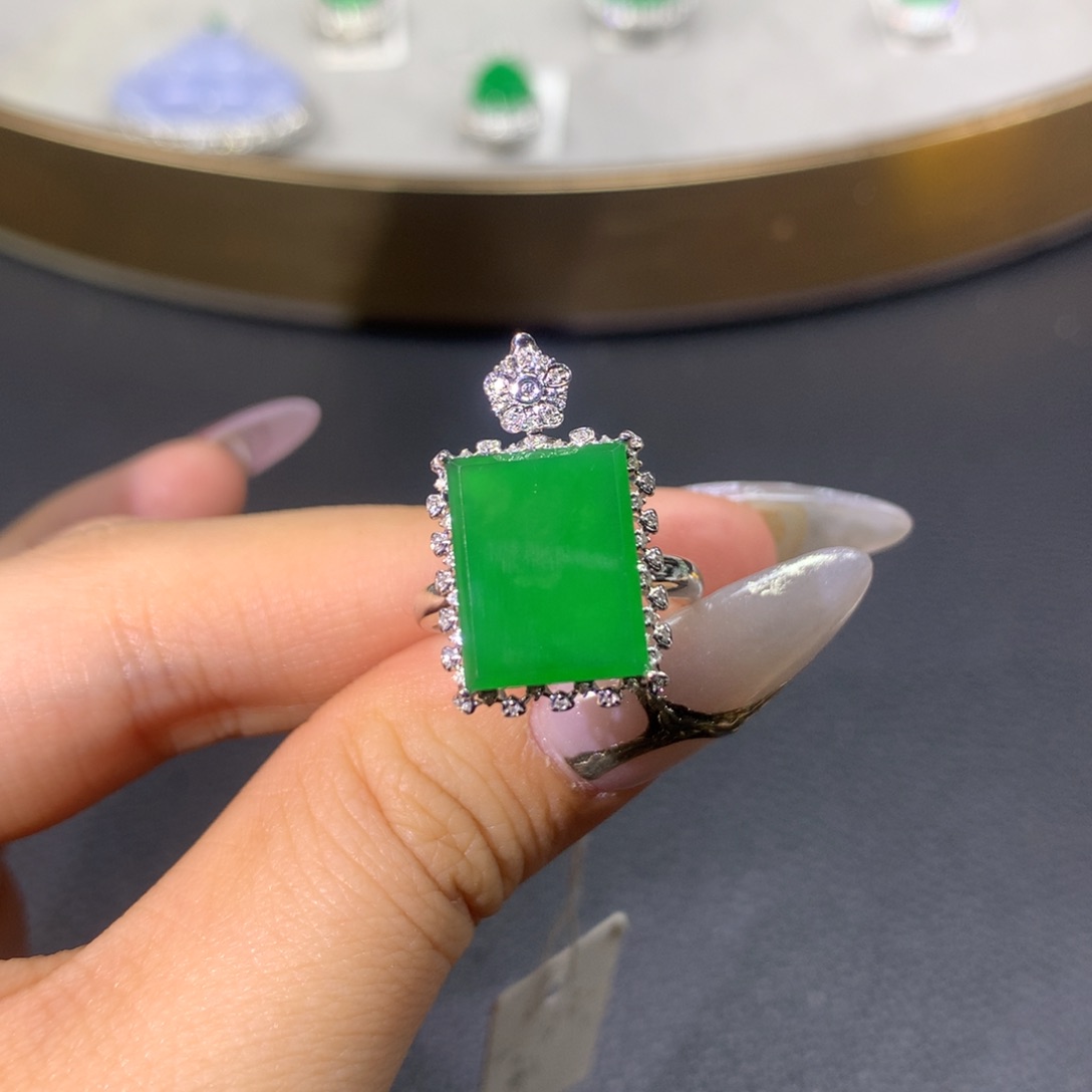 翡翠戒指18K金镶嵌翡翠