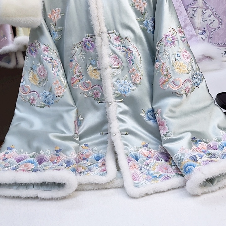 织绣真丝天青色棉服 重工