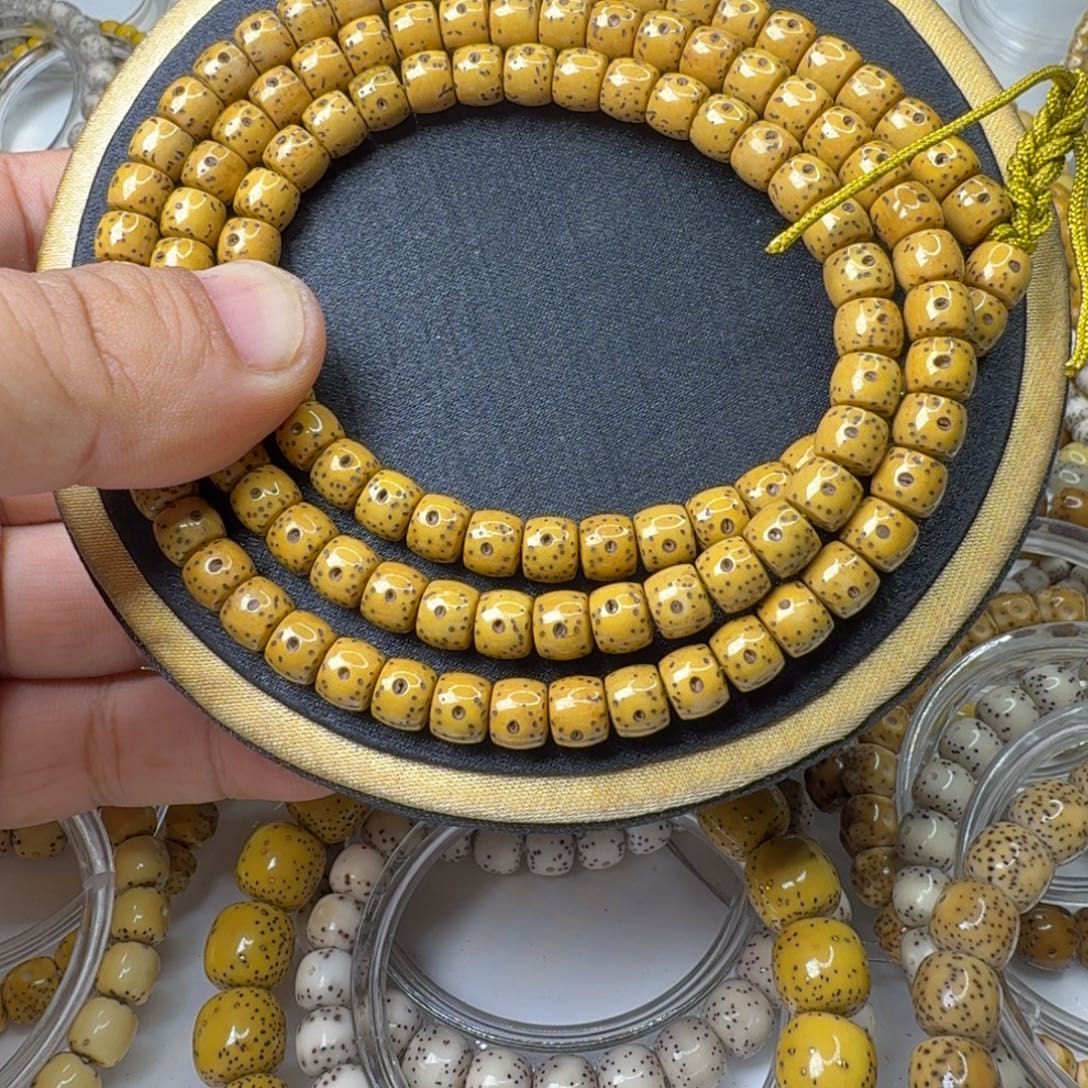 星月菩提吊坠鸡油黄