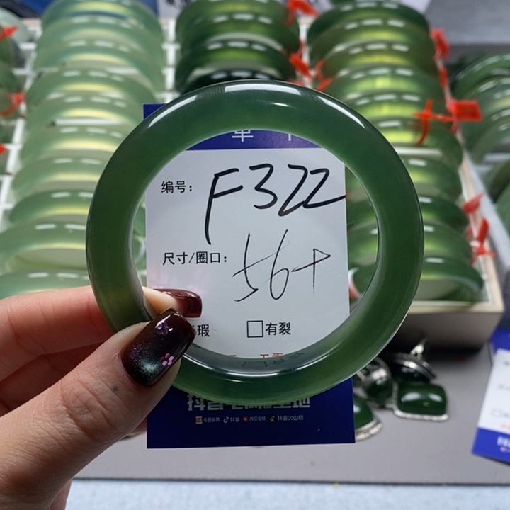 蛇纹石玉手镯未镶嵌月****?