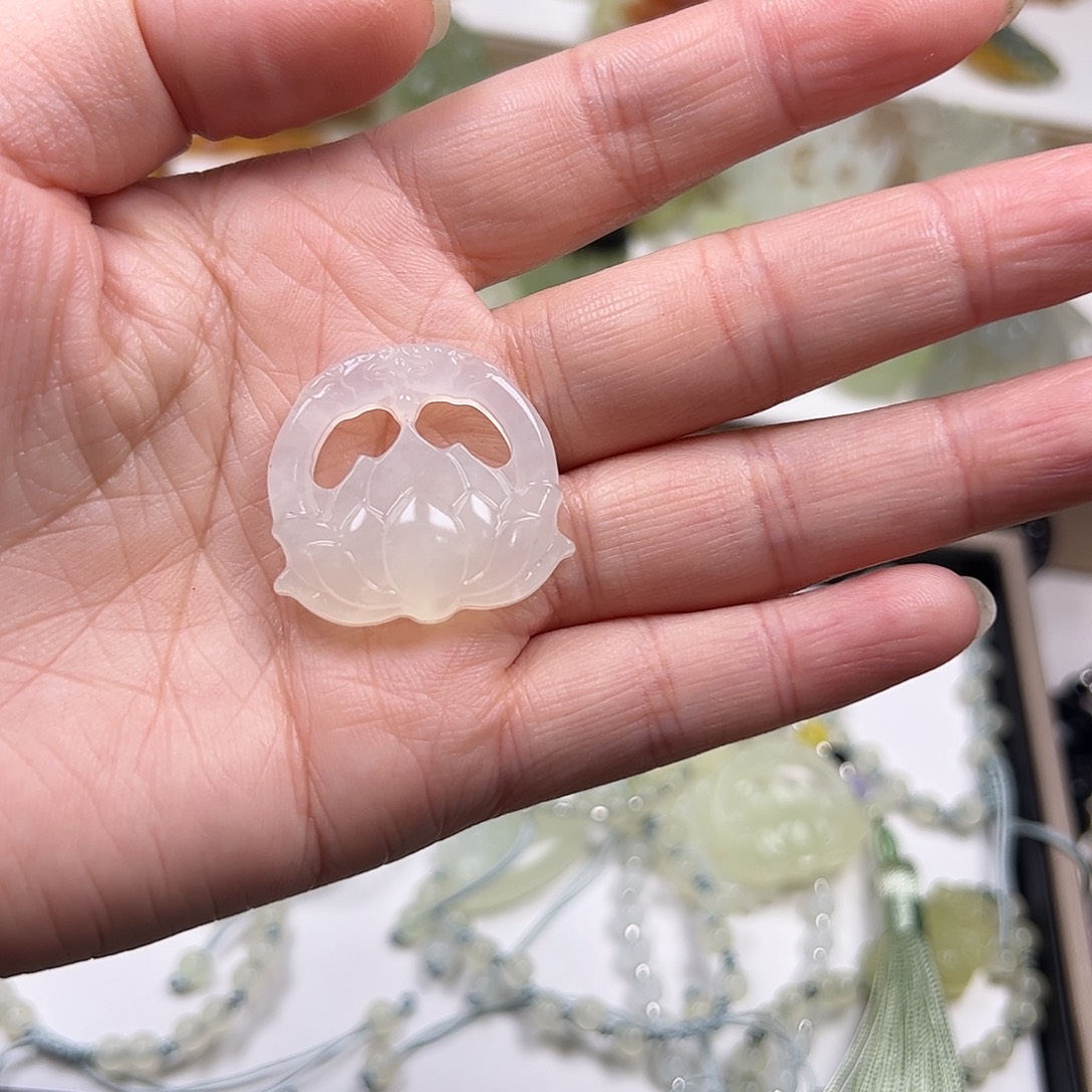 昕***桐蛇纹石玉未镶嵌颈饰