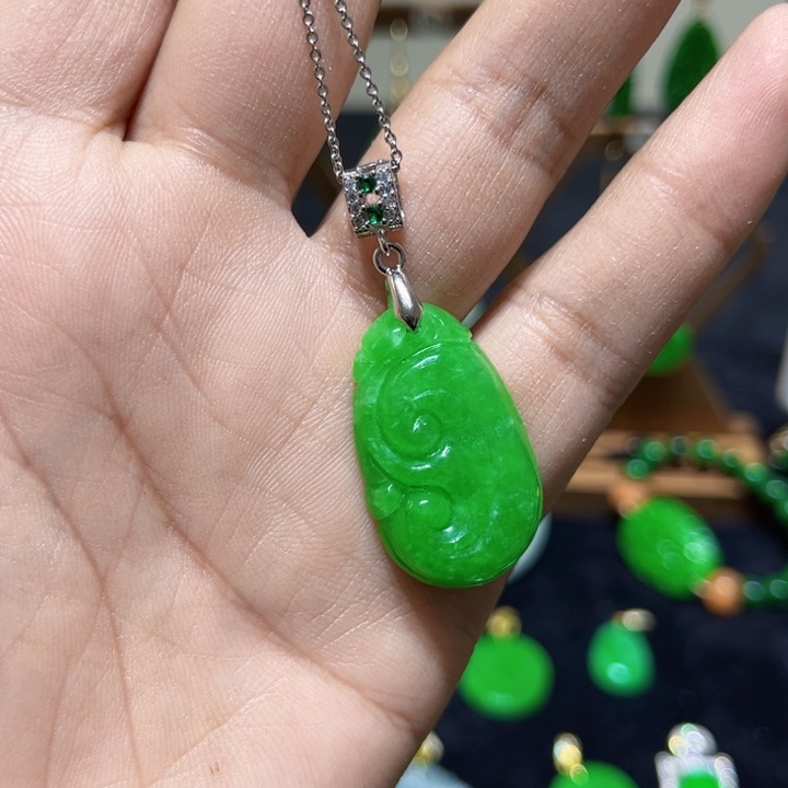 翡翠颈饰未镶嵌吊坠