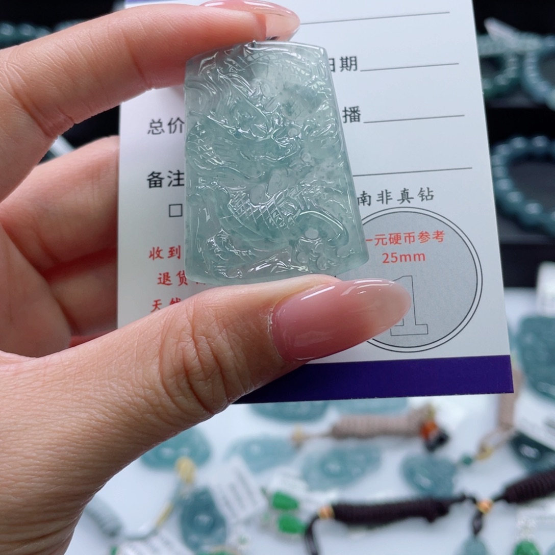 翡翠未镶嵌颈饰龙牌