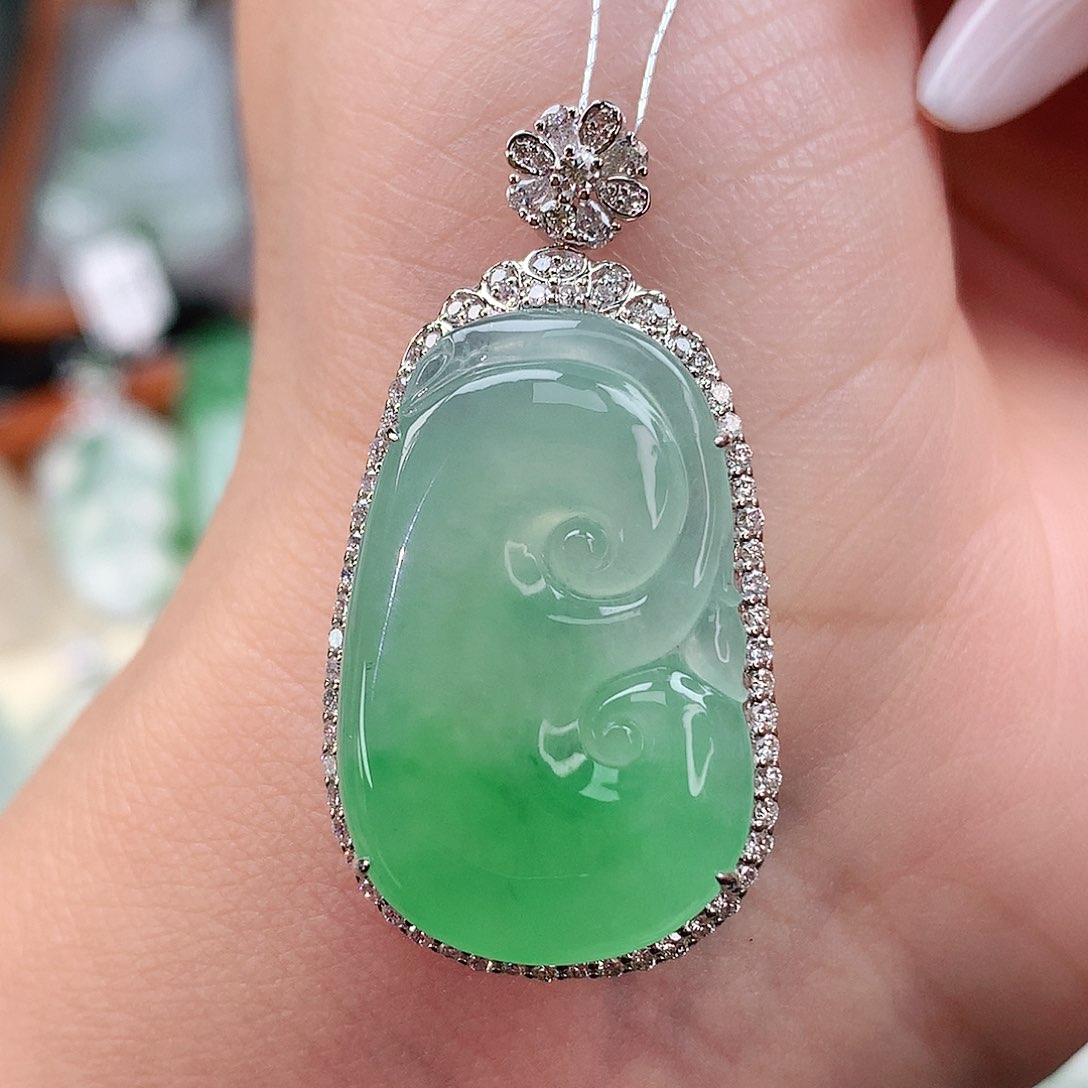 颈饰18K金镶嵌翡翠如意