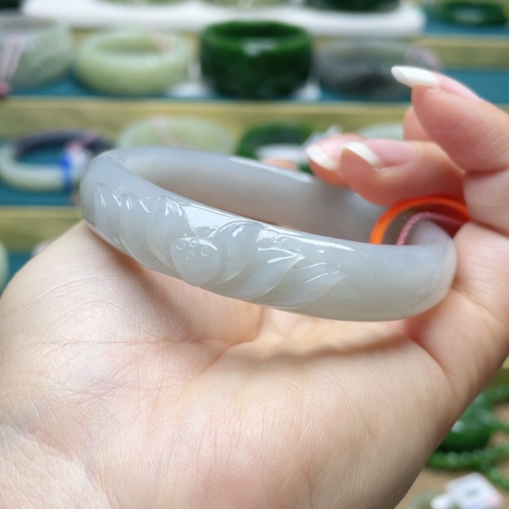 和田玉手镯56圈口。编号49贵妃镯未镶嵌