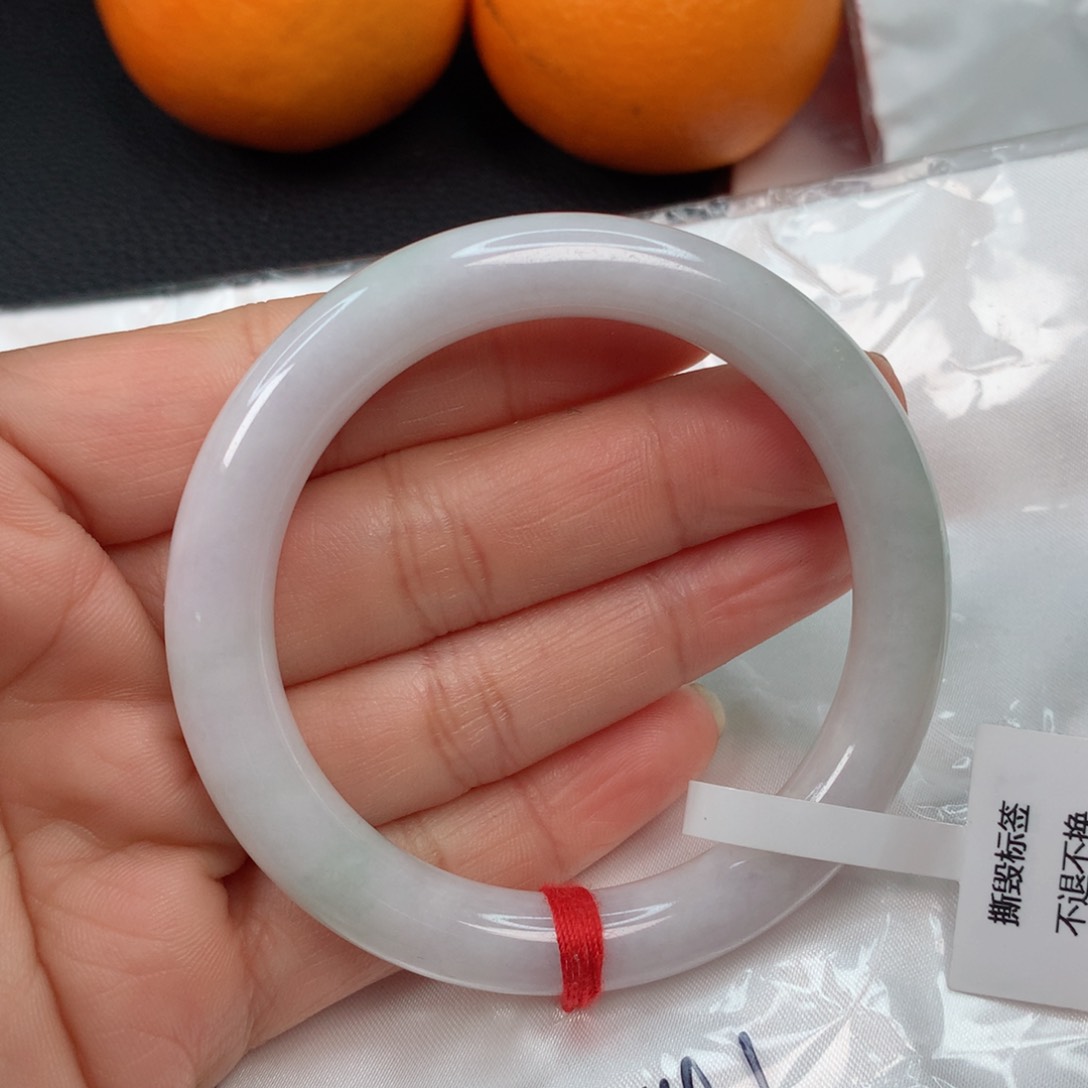 翡翠手镯未镶嵌………..