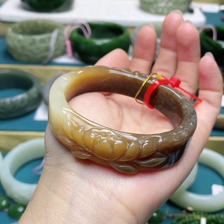 和田玉手56+圈口 编号54贵妃镯未镶嵌