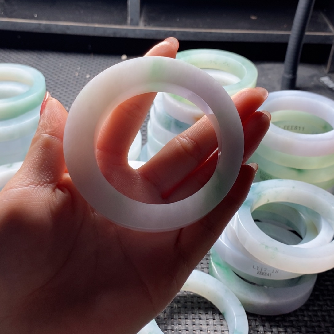 定制翡翠凡质未镶嵌W****?