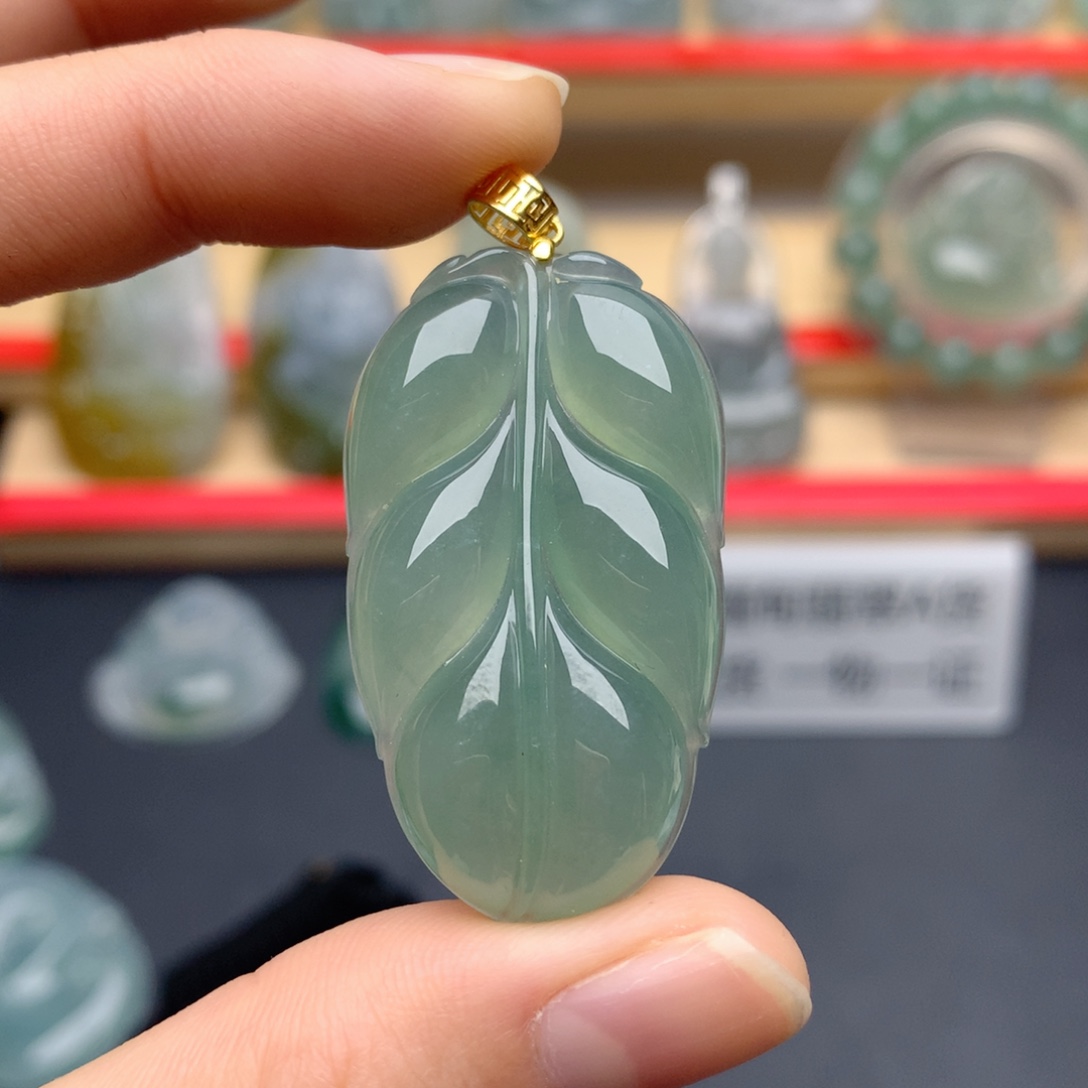 ****点翡翠18K金镶嵌颈饰