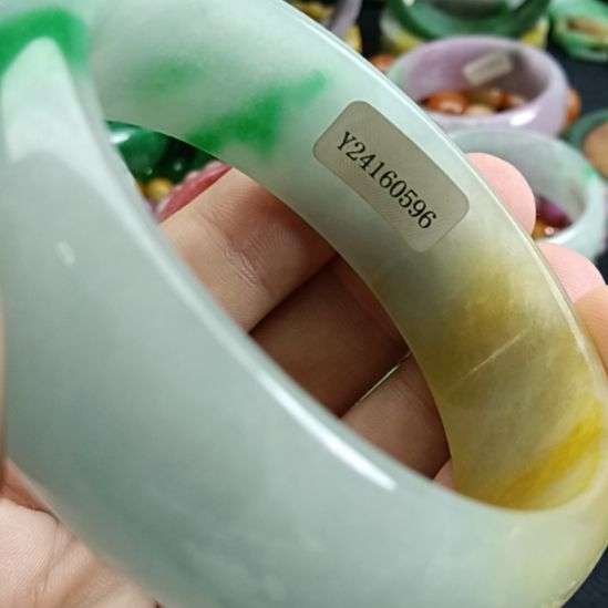 翡翠未镶嵌颈饰憨*豆