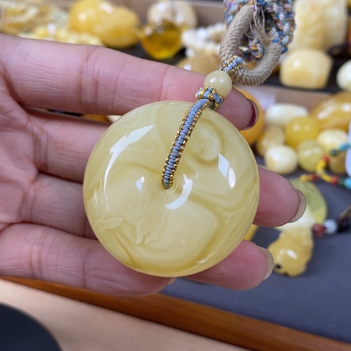 琥珀裸石未镶嵌平安扣