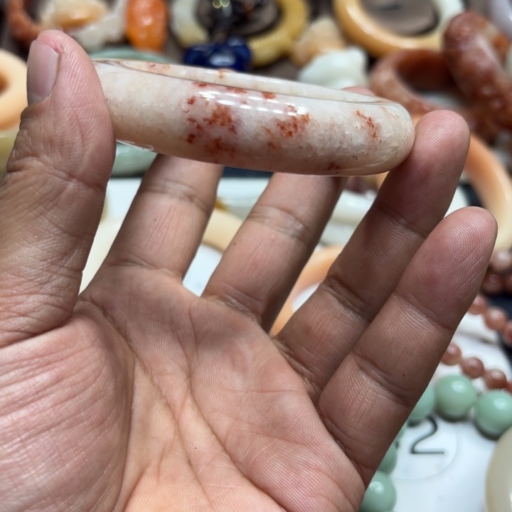 贵***涵石英质玉未镶嵌手镯