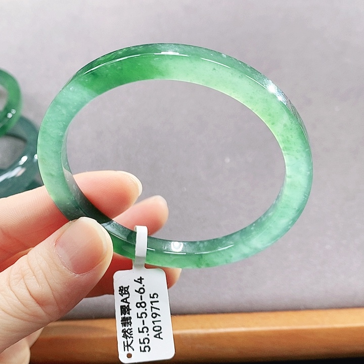 翡翠未镶嵌手镯（圆镯）