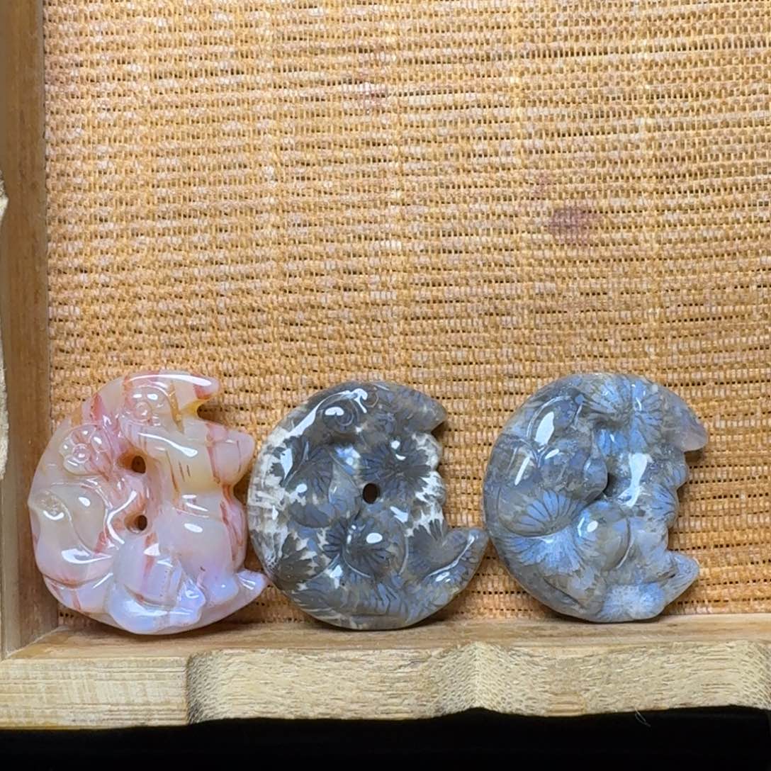 硅化玉纯天然色有机玉石保真色未镶嵌花*事九尾灵狐