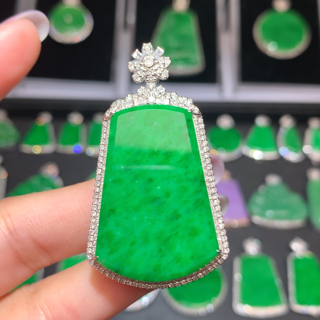 翡翠颈饰18K金镶嵌翡翠