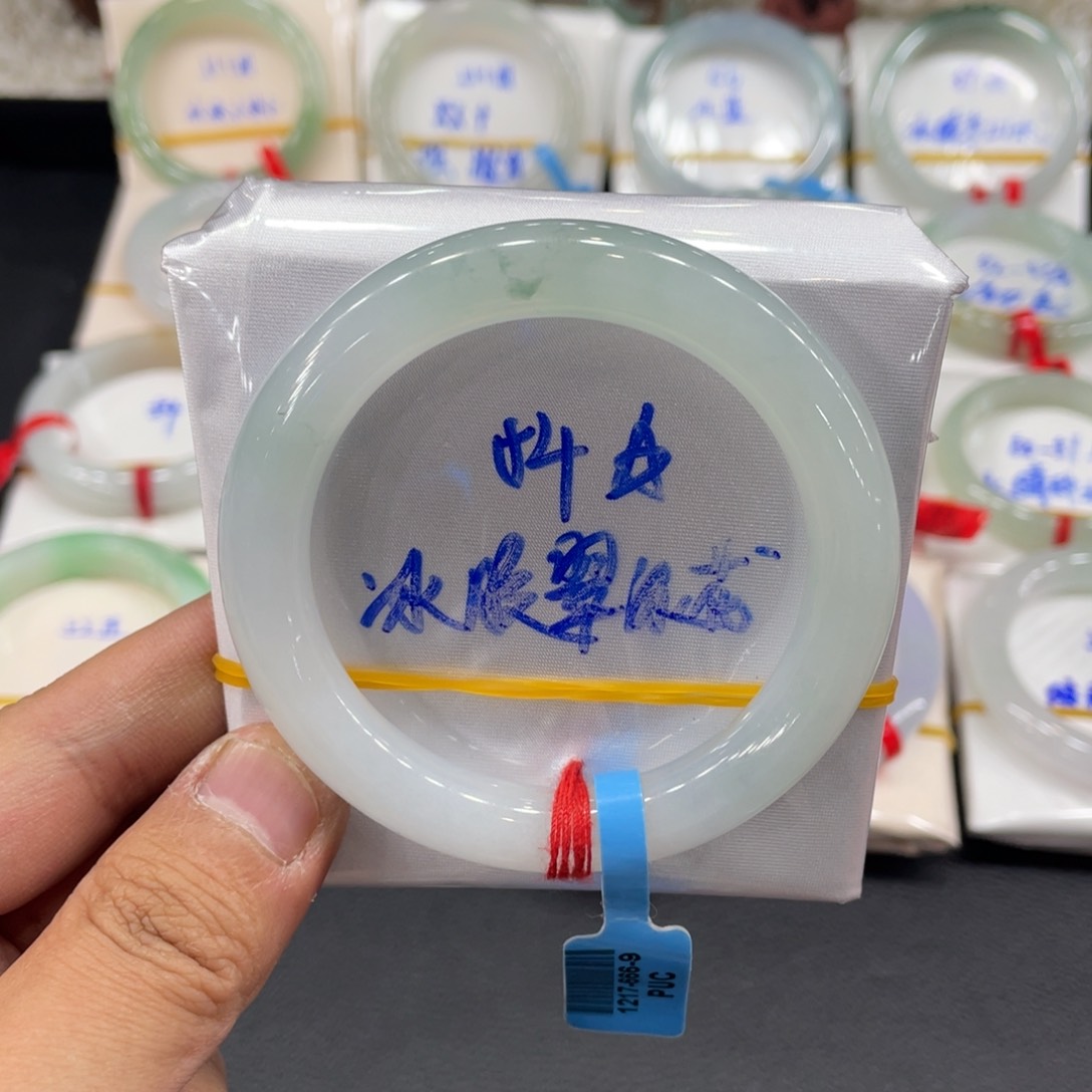 翡翠手镯未镶嵌天然翡翠