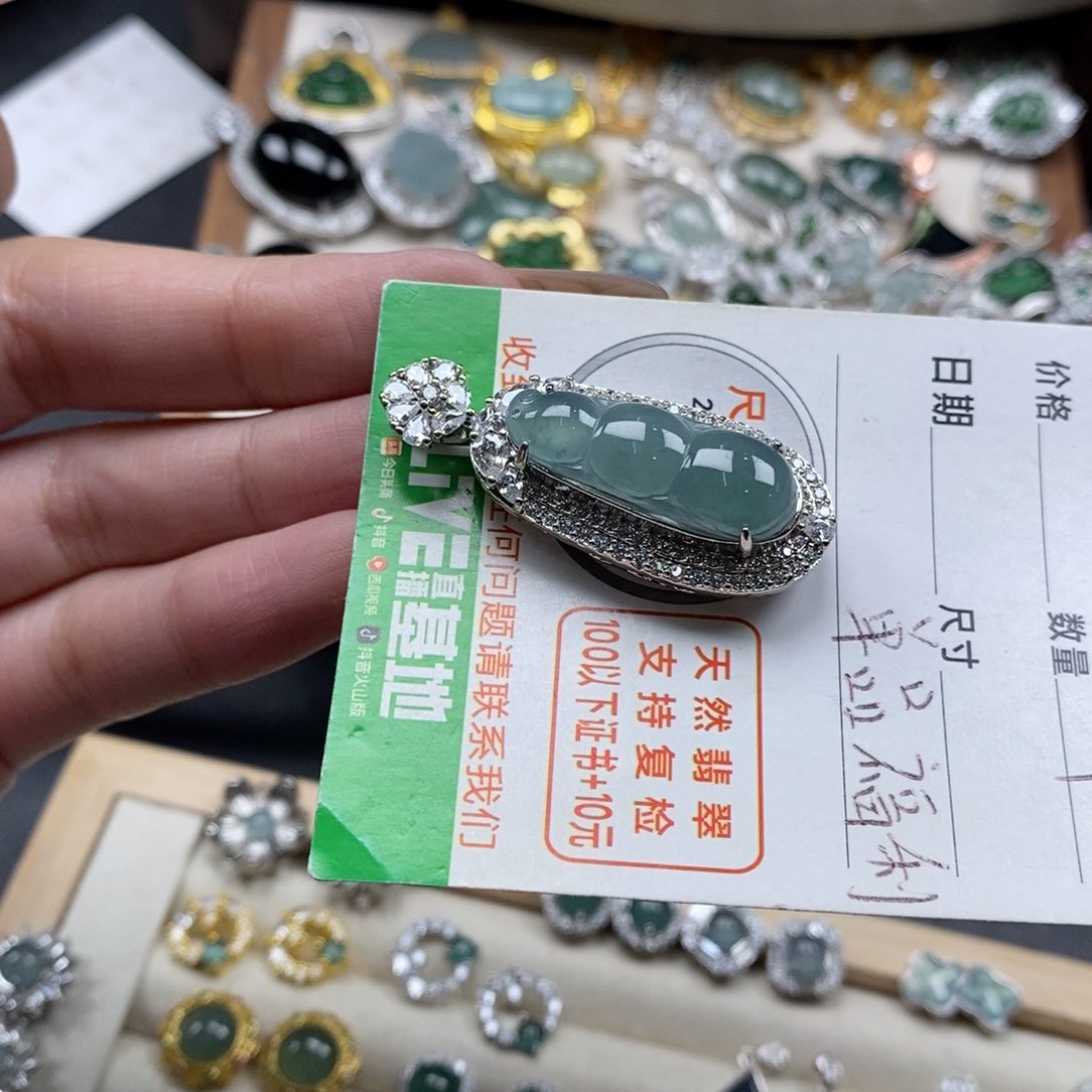 翡翠颈饰未镶嵌翡翠