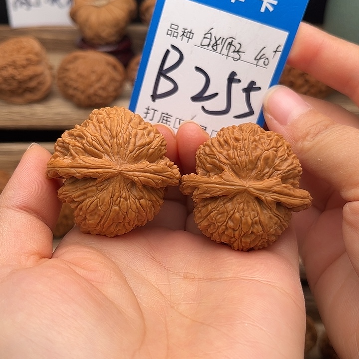 文玩核桃吊坠闷尖白狮子40