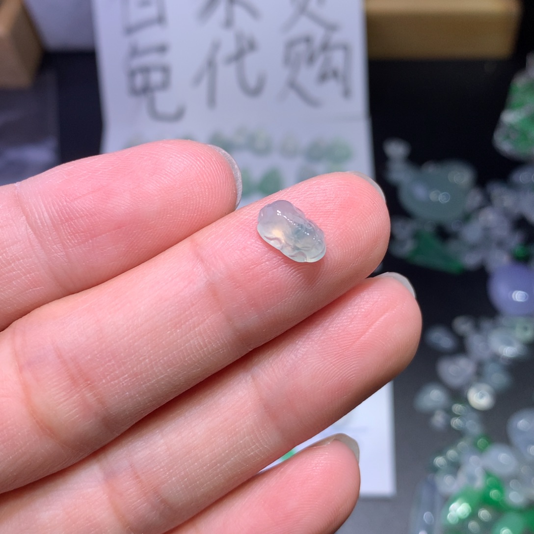 翡翠未镶嵌颈饰貔貅