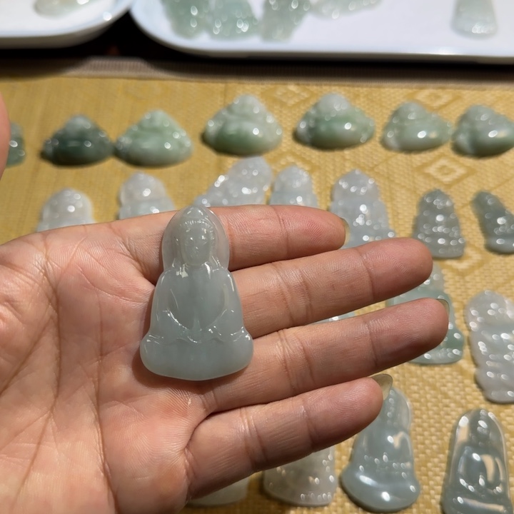 翡翠未镶嵌颈饰素衣观音