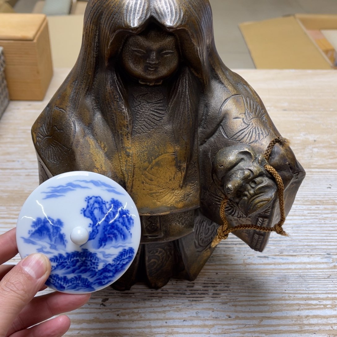 瓷片密密麻麻地排列着一个