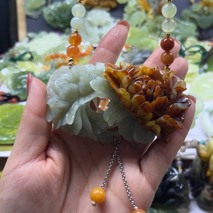 蛇纹石玉未镶嵌颈饰