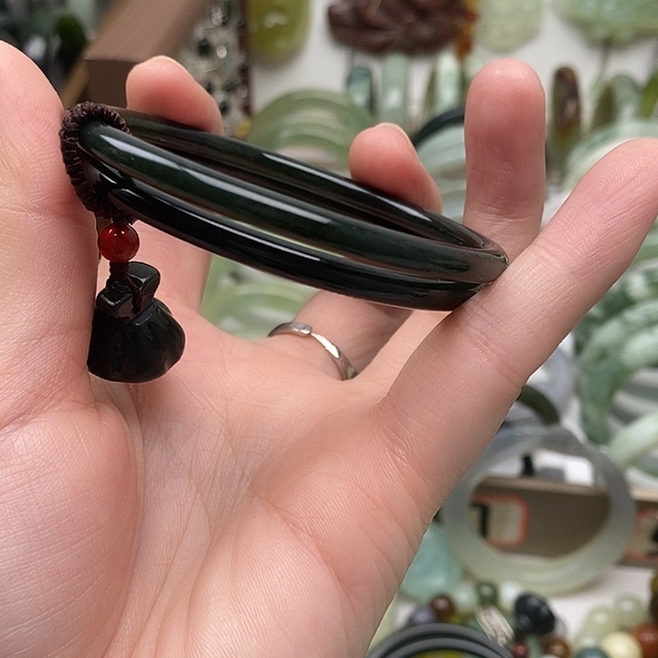 和田玉手镯未镶嵌